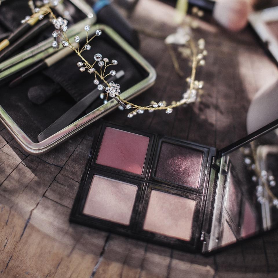 Besticktes Lilly Taschentuch