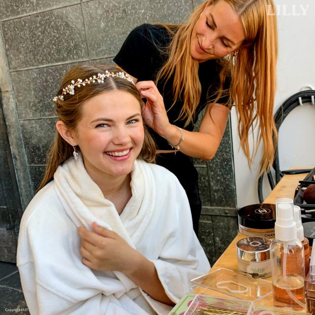 En sød hårkrans er nem at placere i din konfirmationshår