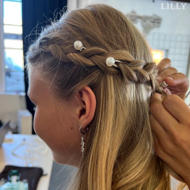 Fine hårnåle med en perle til konfirmation frisuren