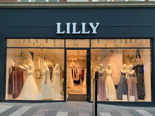 Book tid hos Lilly Brudekjoler i Århus