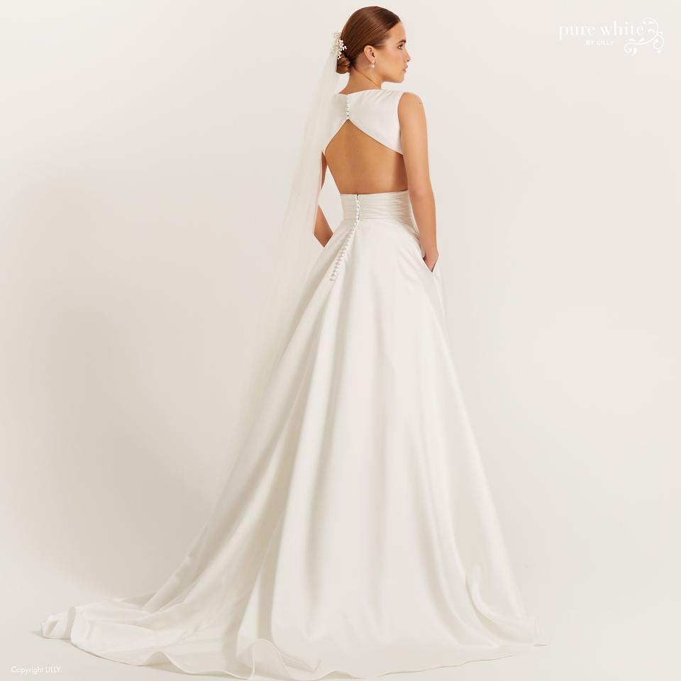 Enkel satin brudekjole med stor nederdel og åben ryg